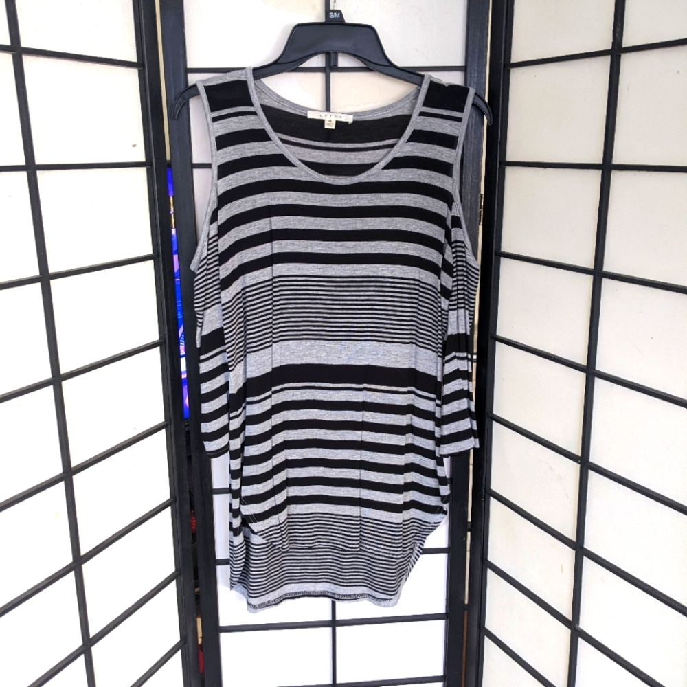 Cold shoulder tunic top